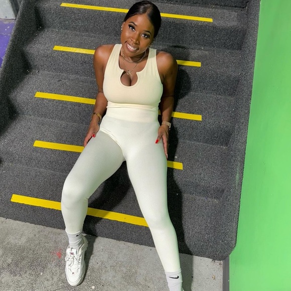 Two piece off white spandex gym set - Picture 1 of 3